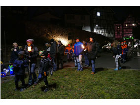 Sankt Martin Laternenumzug durch die Stadt (Foto: Karl-Franz Thiede)